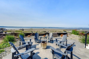 Coastal PNW Home on Swimmable Beach with Hot Tub!